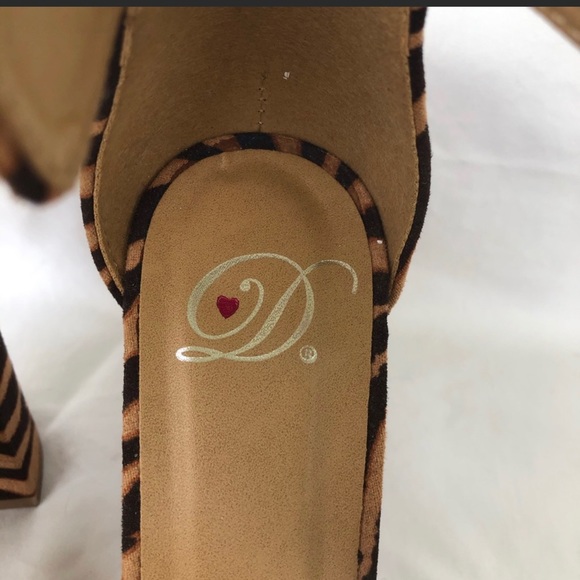 ⬇️💲”D” Tiger Print Block Heels  NWOT - Picture 8 of 10